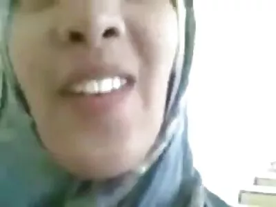 Hete babe en gepassioneerde korte sexfilmpjes seks in de auto