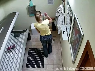 Diepe pijpbeurt van een schatje en komt klaar in harde sex filmpjes de mond