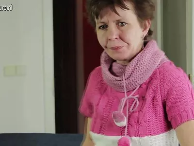 Stijlvolle amateur tiener meid zuigt sexsfilmpjes haar man af