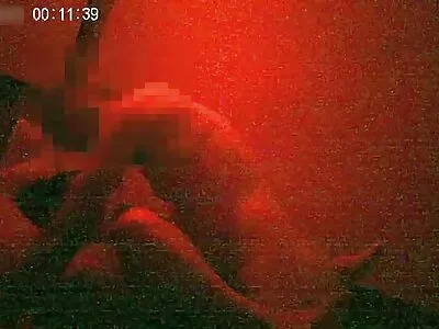 Schattige babe filmpjes over beffen wordt op z'n hondjes geneukt