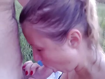 Ze rookt hardcore sex filmpjes terwijl ze een footjob geeft