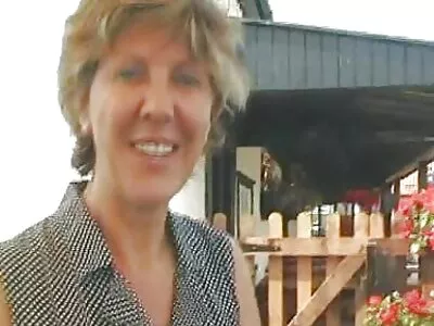 Sexy Aziatische vriendin berijdt haar man en geniet oma sexfilmpjes van zichzelf