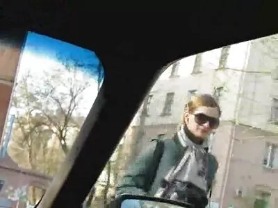 Blond zich omkleden in gratisseks filmpje de buitenlucht