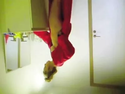 Babe speelt met sex film beffen liefdesballen en een dildo