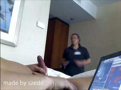 Amateur Aziatisch meisje propt haar gezicht op lesbie films hete pik