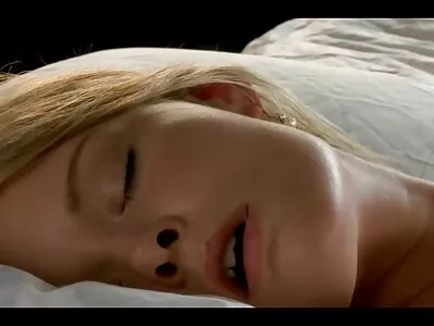 Babe met kleine tieten masturbeert en likt gratis erotische filmpjes een lul