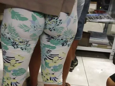 Gebruinde slet met kleine ruige sex filmpjes tieten wordt uitgerekt