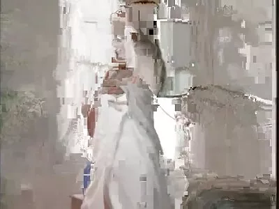 Hete vriendin met amateur sex filmpjes grote borsten neemt lul van achteren