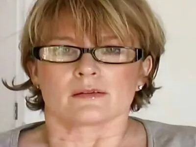 Naakte erotische films gratis schat doet pijpbeurt en cum in het gezicht
