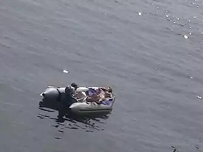 Babe met zonnebril die een lul pormo filmpjes hanteert