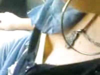 Geblinddoekte babe met leuke sex filmpjes anale plug zuigt lul