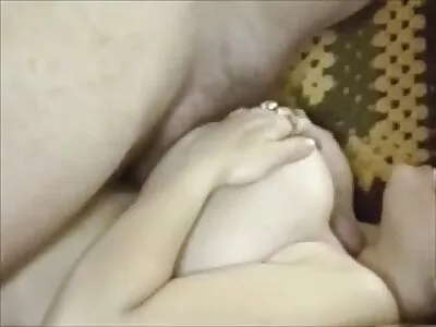 Mooi meisje met een blinddoek zuigt een porno films nl dong