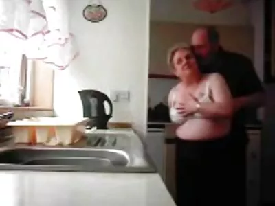Schoolmeisje geilste filmpje springt op lul en krijgt creampie