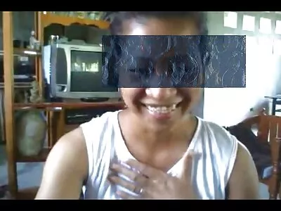 Brunette met tatoeage zuigt gratis lesbische sexfilmpjes lul en springt erop