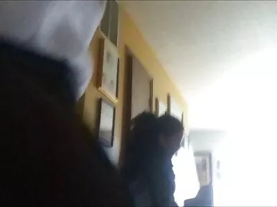 Een wilde amateur-brunette krijgt gratis erotische films het druk