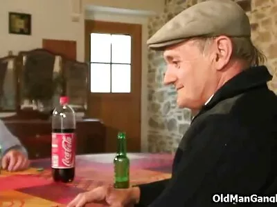 Meisje in beha zuigt lul en krijgt een nl sex films lading op gezicht
