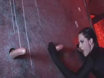 Mooie blonde vrouw wordt hard gratis bdsm filmpjes in haar kont geneukt terwijl wellustige echtgenoot haar spankling